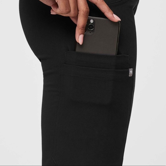 EUC Women’s Black Figs Technical Kade Cargo Scrub Pants. Sz XXL! - Picture 4 of 13